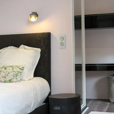 Sleeps 4 Air Con Wifi Apartment