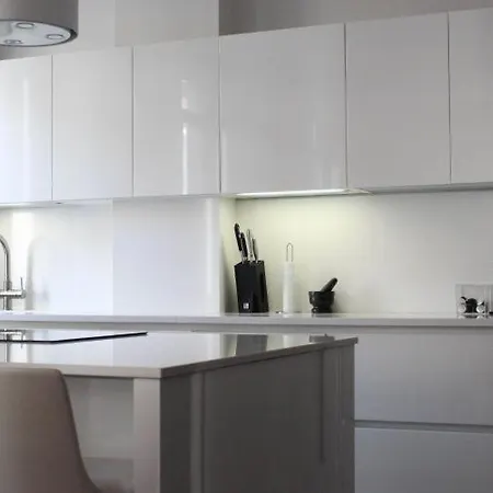 Sleeps 4 Air Con Wifi Apartment