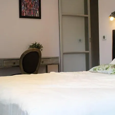 Sleeps 4 Air Con Wifi Apartment